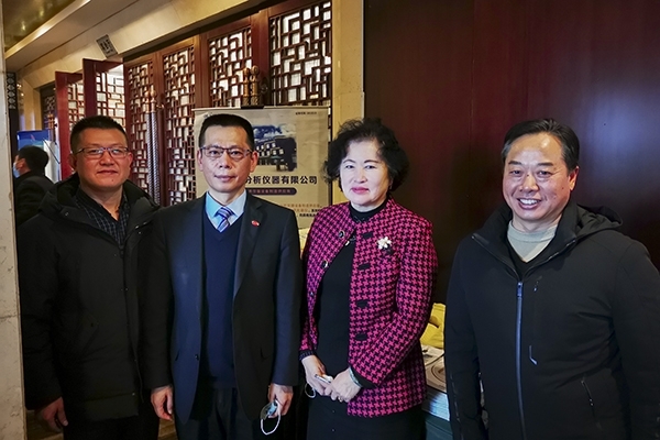 中國鑄造協會秘書長張志勇，天津鑄鍛行業協會秘書長王繼英蒞臨創想儀器展位前參觀指導